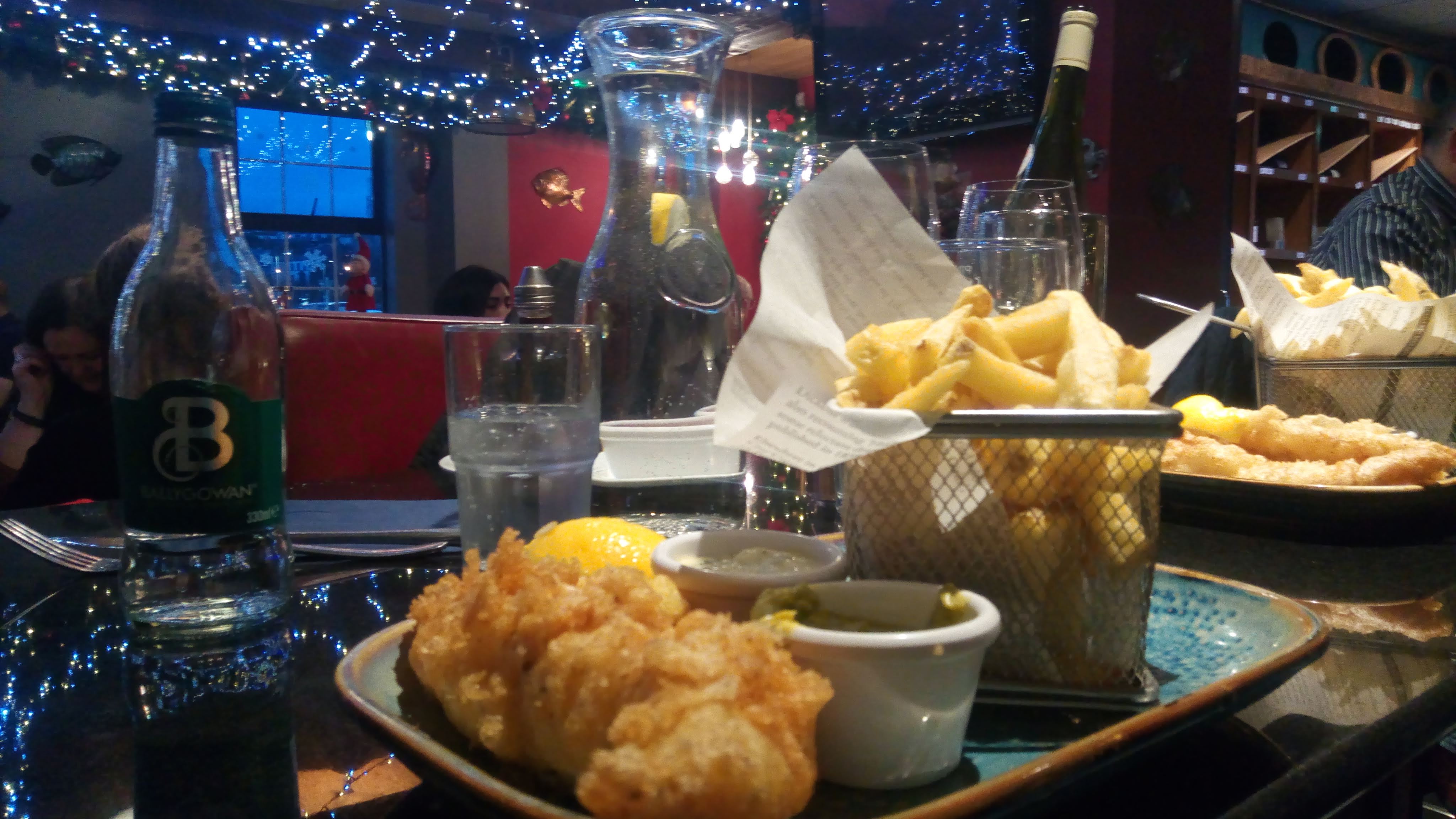 Crabby's Jo, la salle sur le port, et le fish and chips délicieux, à Howth, un village de pêcheurs à ne pas manquer près de Dublin, Irlande.