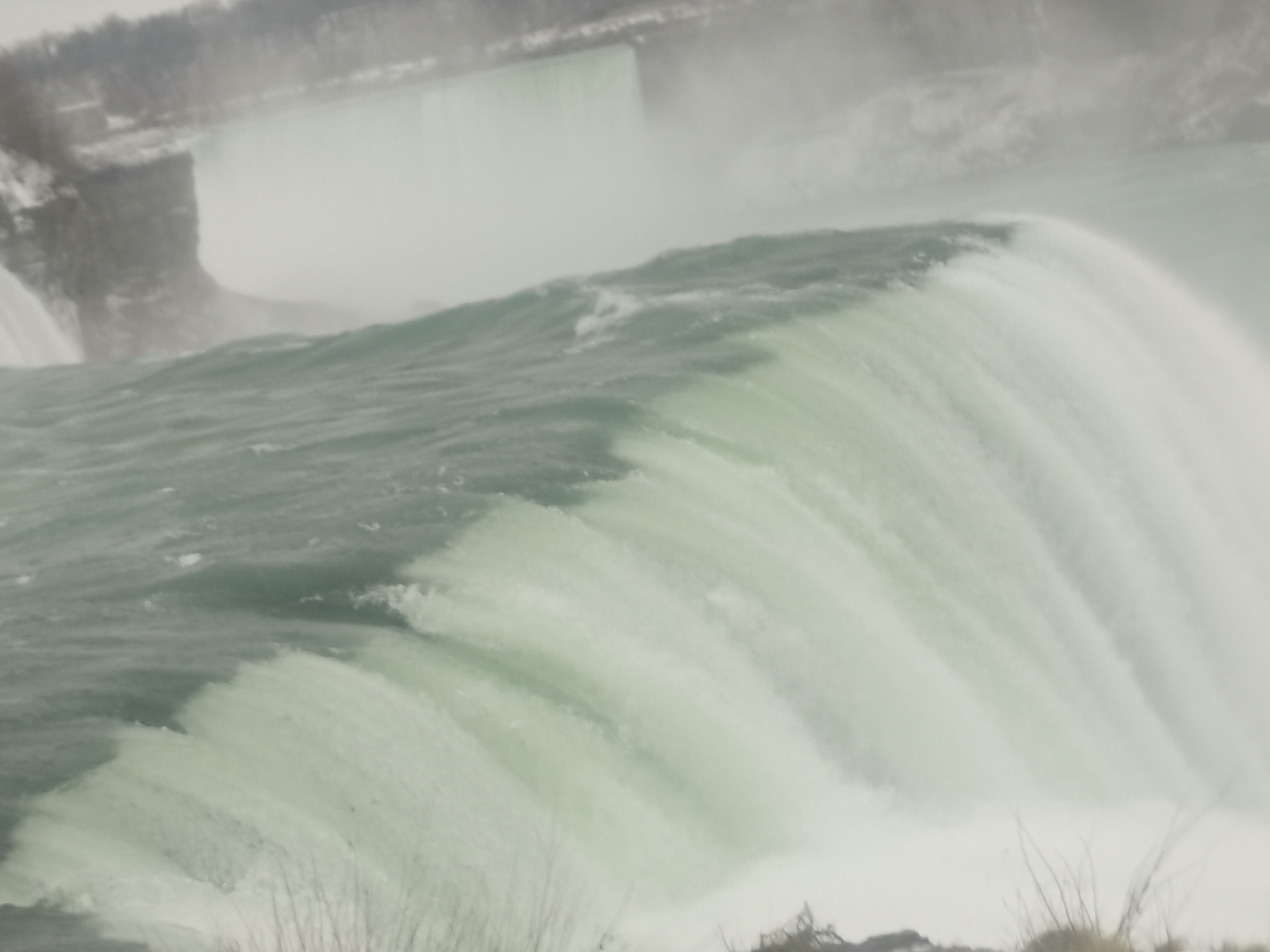 Combien d'eau va couler sous les ponts, avant qu'on puisse à nouveau voyager sans contraintes ?
Photo d'en haut des Niagara Falls, chutes du Niagara, côté américain
