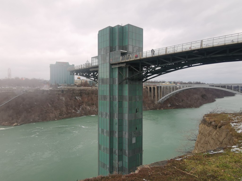 Non, ça pourrait mais ce n'est pas un pont coupé entre Amérique et Canada... c'est une plate-forme d'observation des chutes, et derrière, le fameux "Rainbow Brige"
la plate forme d'observation des chutes du Niagara, et le Raibow Bridge de Niagara Falls, qui relie le Canada et les Etats-Unis