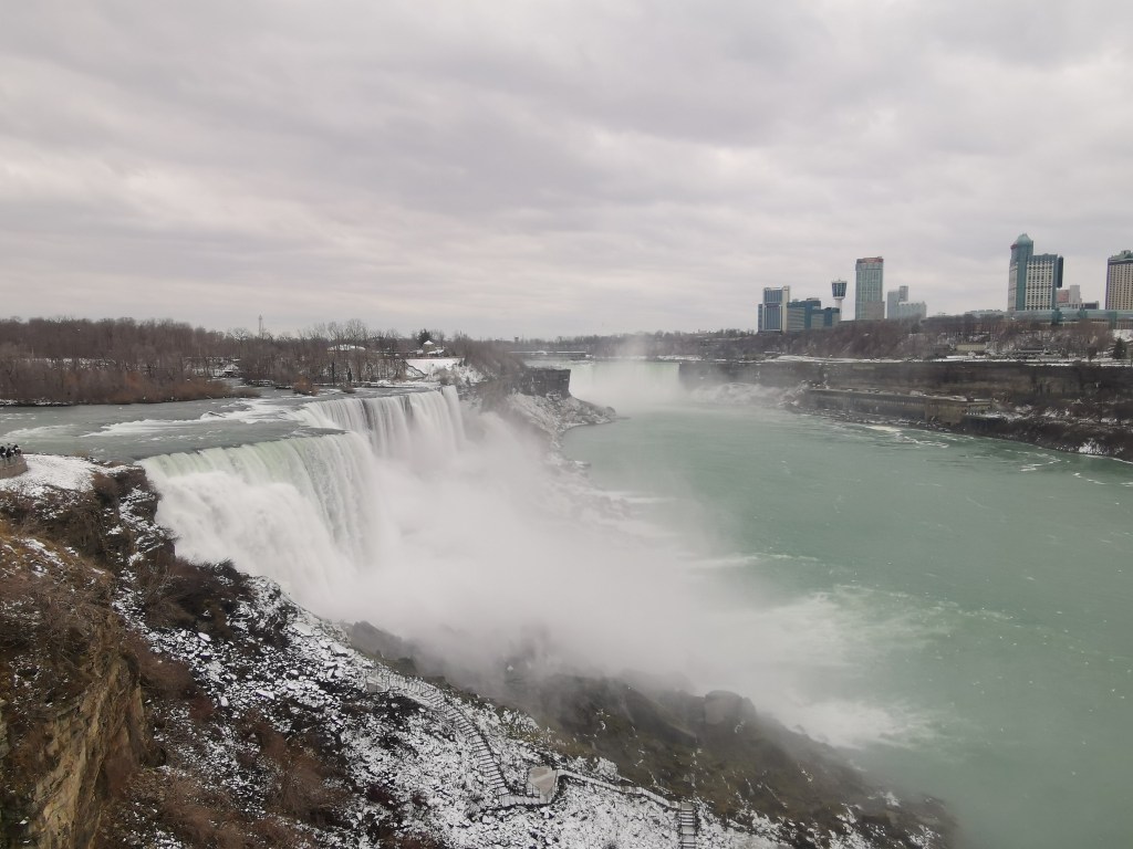 Niagara Falls, décembre 2022 : sur l'autre rive, l'inaccessible Canada ! les chutes du Niagara vues du côté américain, en hiver
