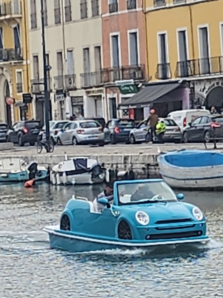 Drôle de bateau voiture dans le port de Sète, @Brigitte Valotto 2025